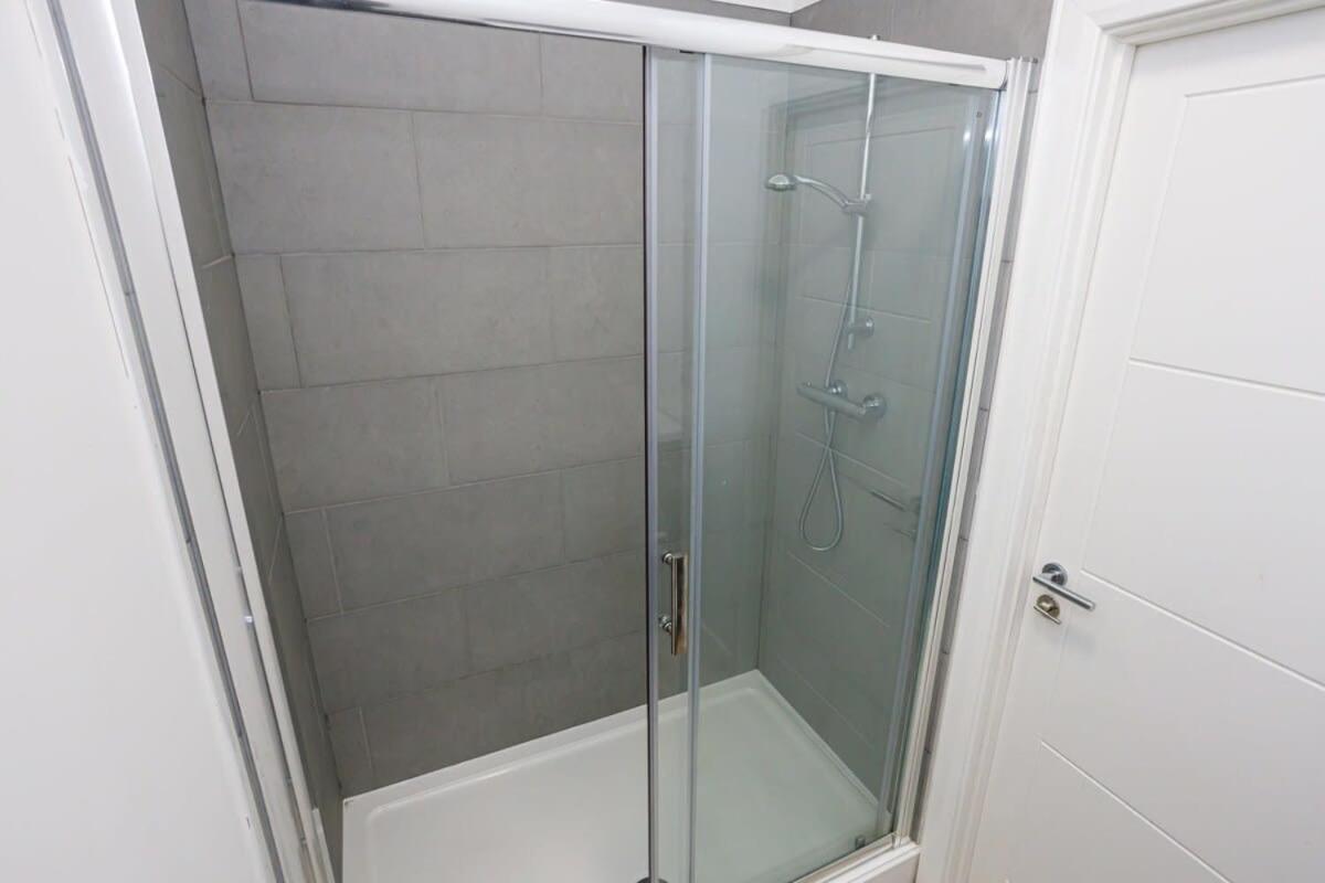 Contemporary 1 Bed Apartment Central בולטון מראה חיצוני תמונה