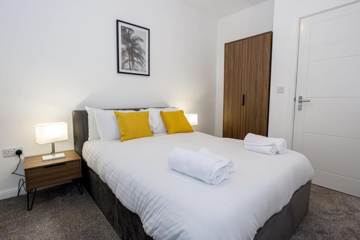 Contemporary 1 Bed Apartment Central בולטון מראה חיצוני תמונה